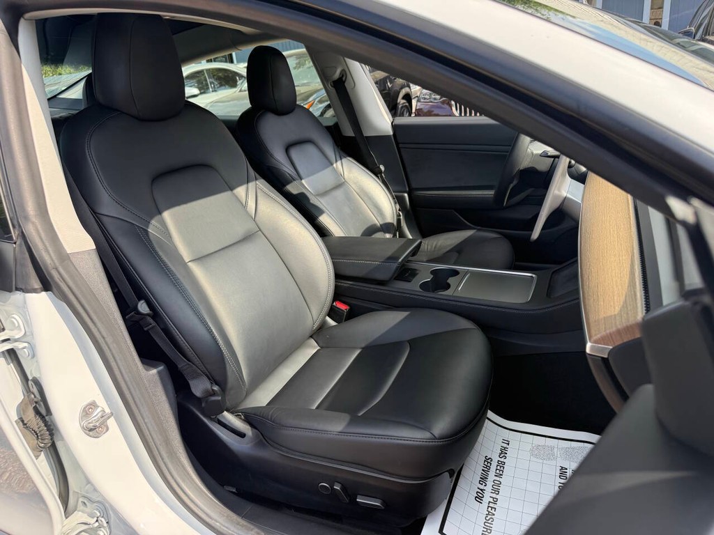 Tesla Model 3 Vehicle Full-screen Gallery Image 13