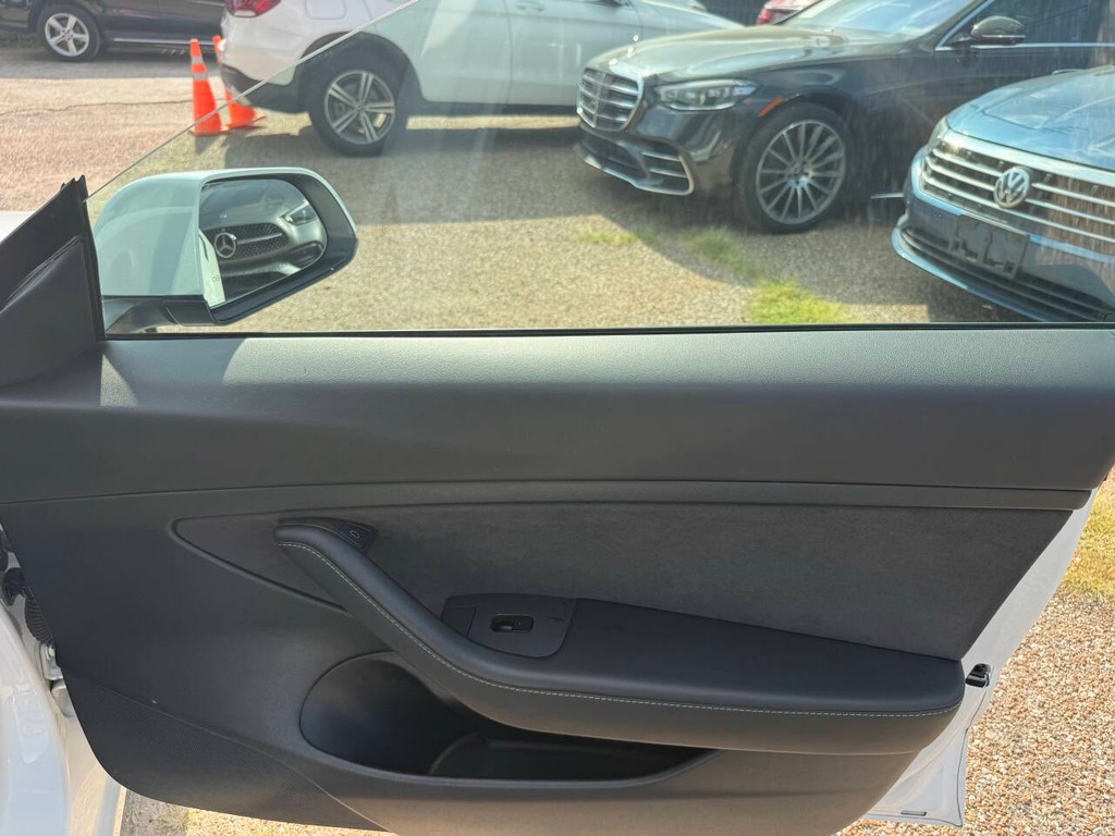 Tesla Model 3 Vehicle Full-screen Gallery Image 14