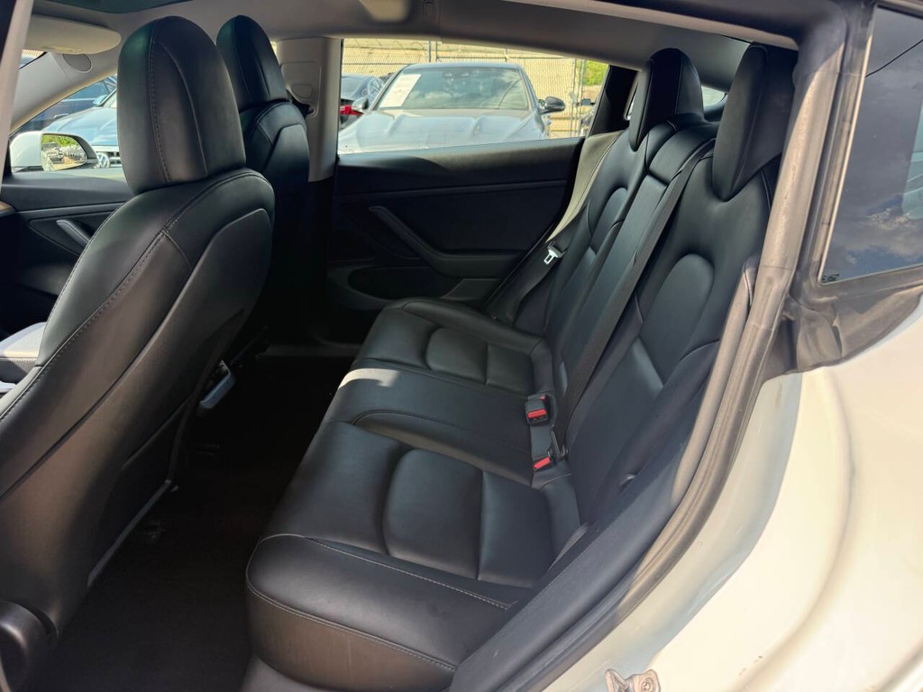Tesla Model 3 Vehicle Full-screen Gallery Image 15
