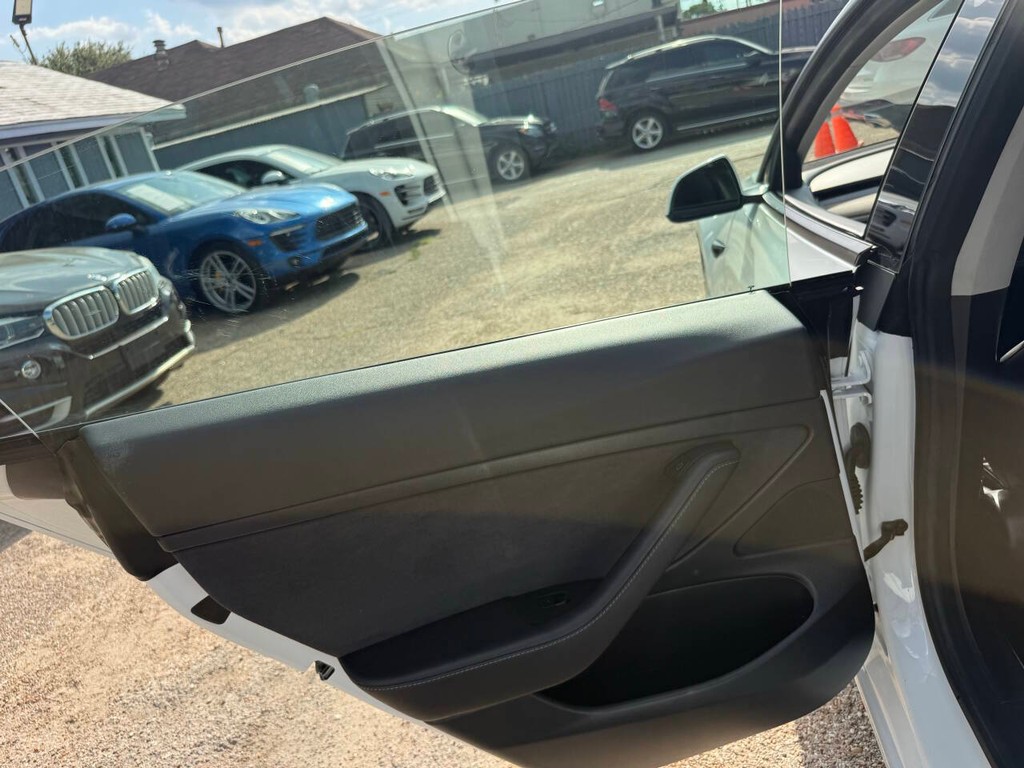 Tesla Model 3 Vehicle Full-screen Gallery Image 16