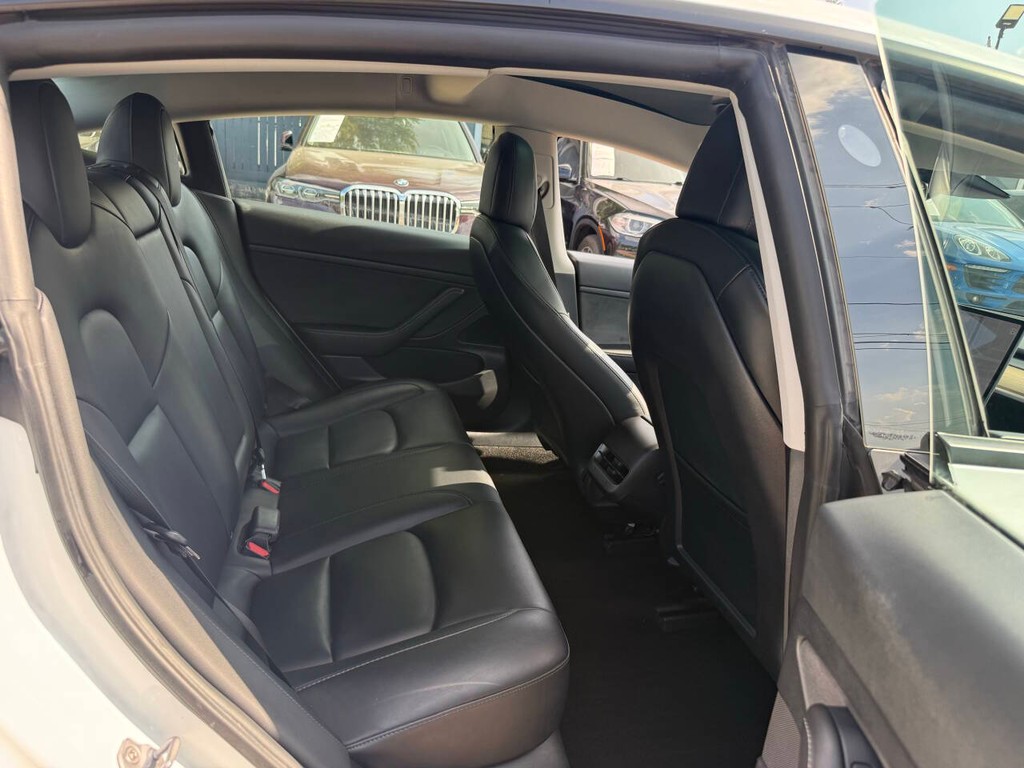 Tesla Model 3 Vehicle Full-screen Gallery Image 17