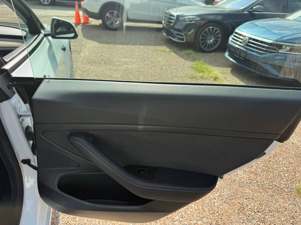 Tesla Model 3 Vehicle Full-screen Gallery Image 18