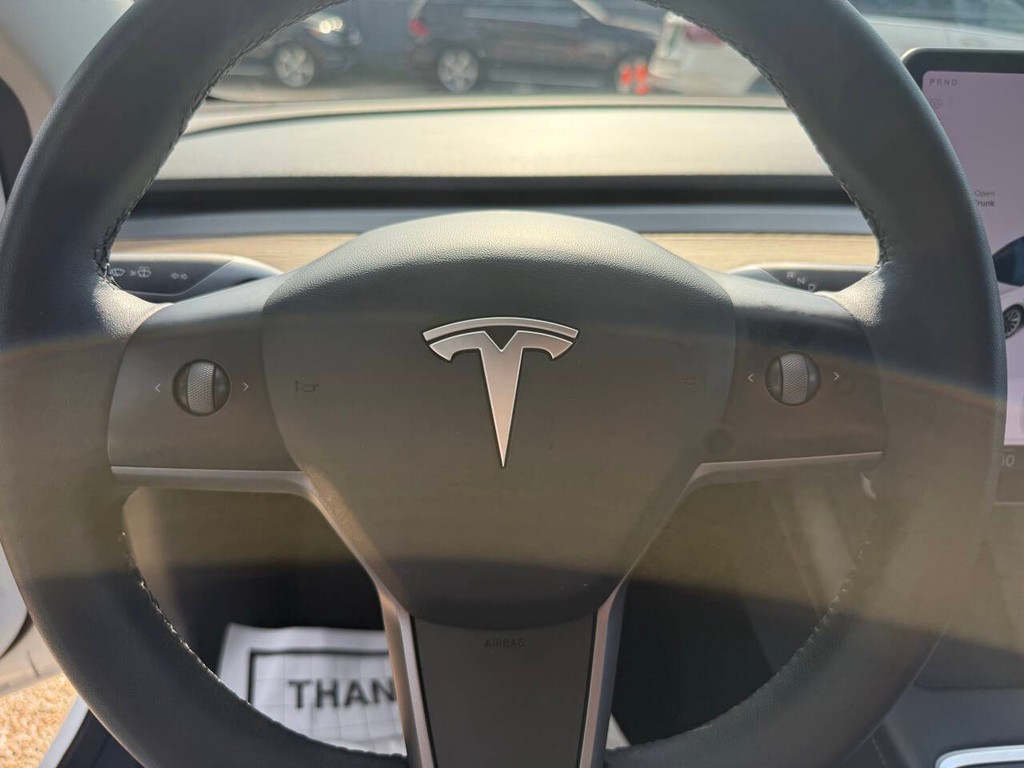 Tesla Model 3 Vehicle Full-screen Gallery Image 25
