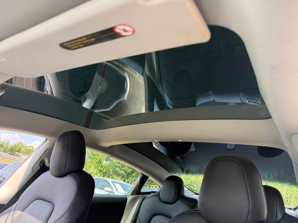 Tesla Model 3 Vehicle Full-screen Gallery Image 26
