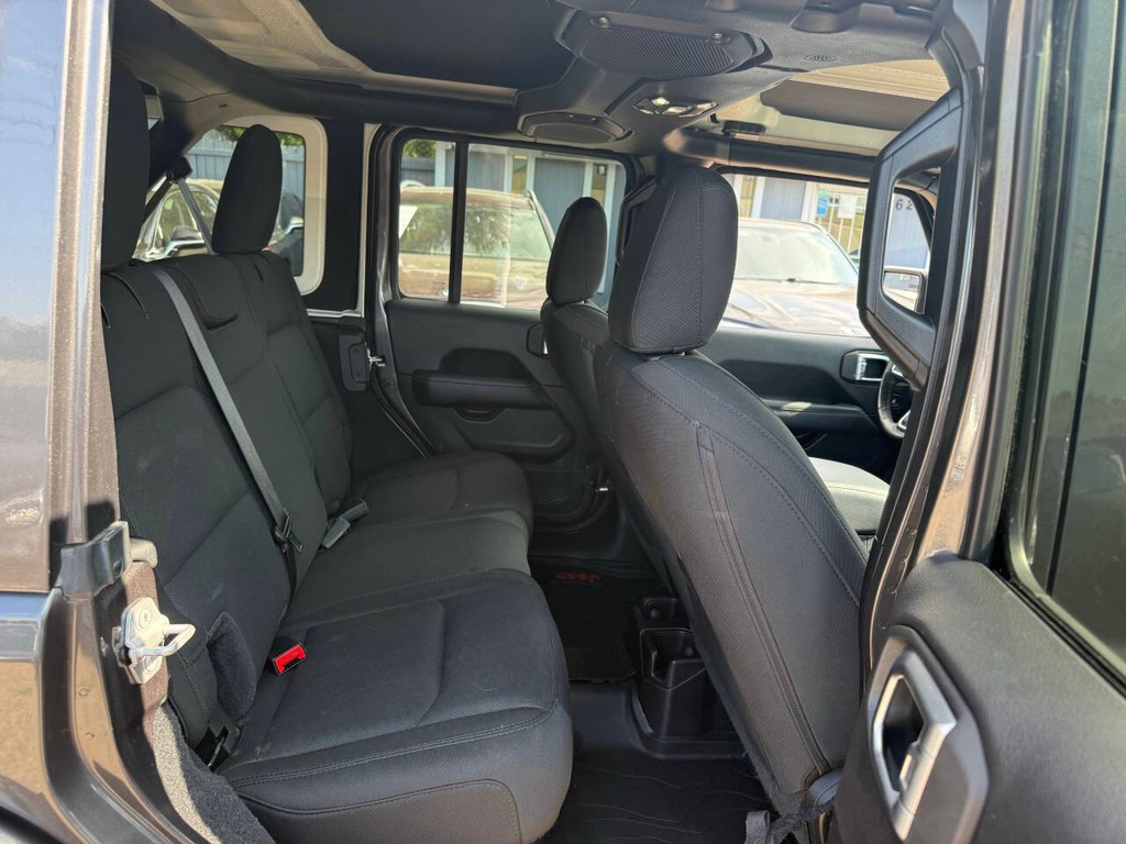 Jeep Wrangler Unlimited Vehicle Full-screen Gallery Image 16