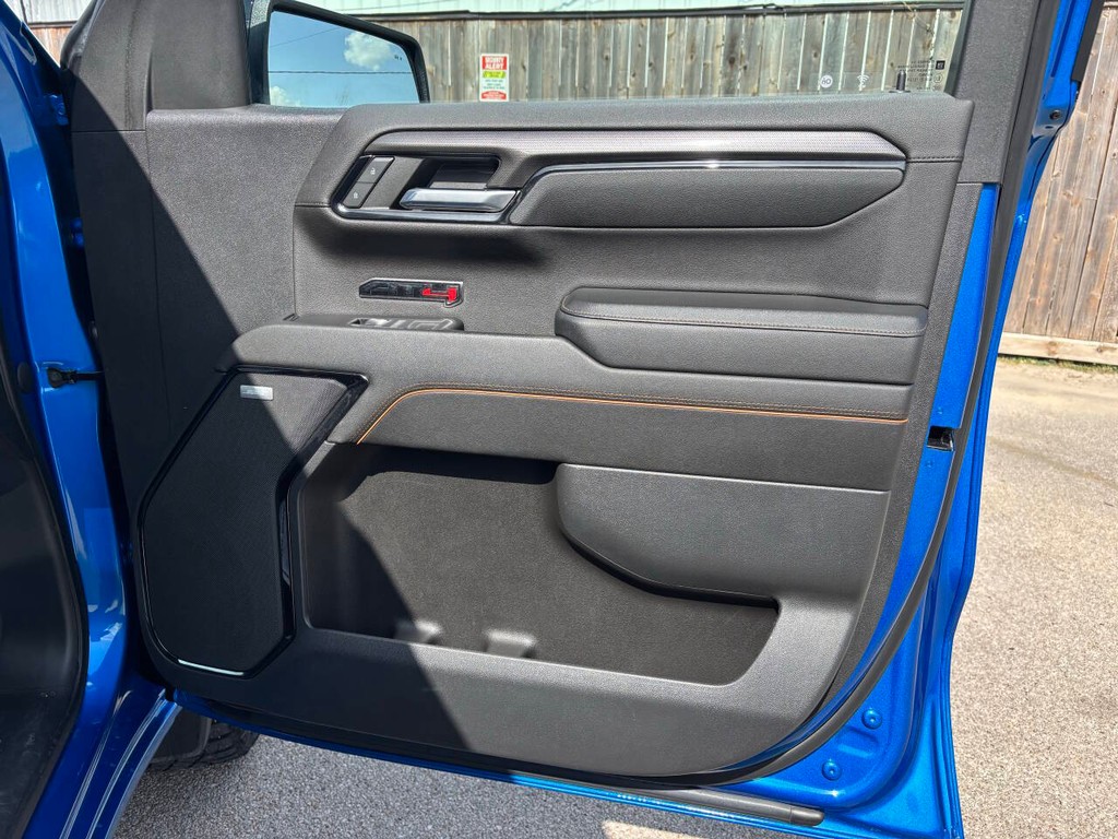 GMC Sierra 1500 Vehicle Full-screen Gallery Image 13