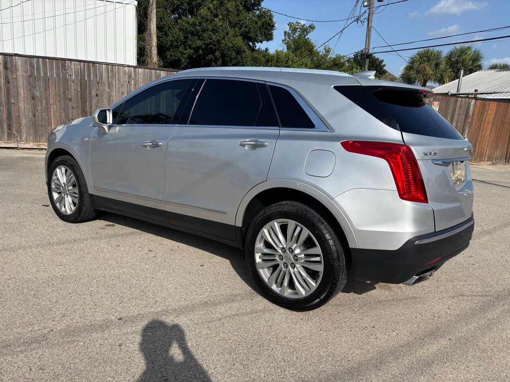 Cadillac XT5 Vehicle Full-screen Gallery Image 05