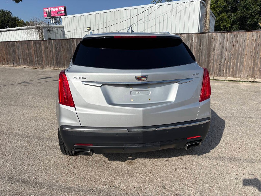 Cadillac XT5 Vehicle Full-screen Gallery Image 06