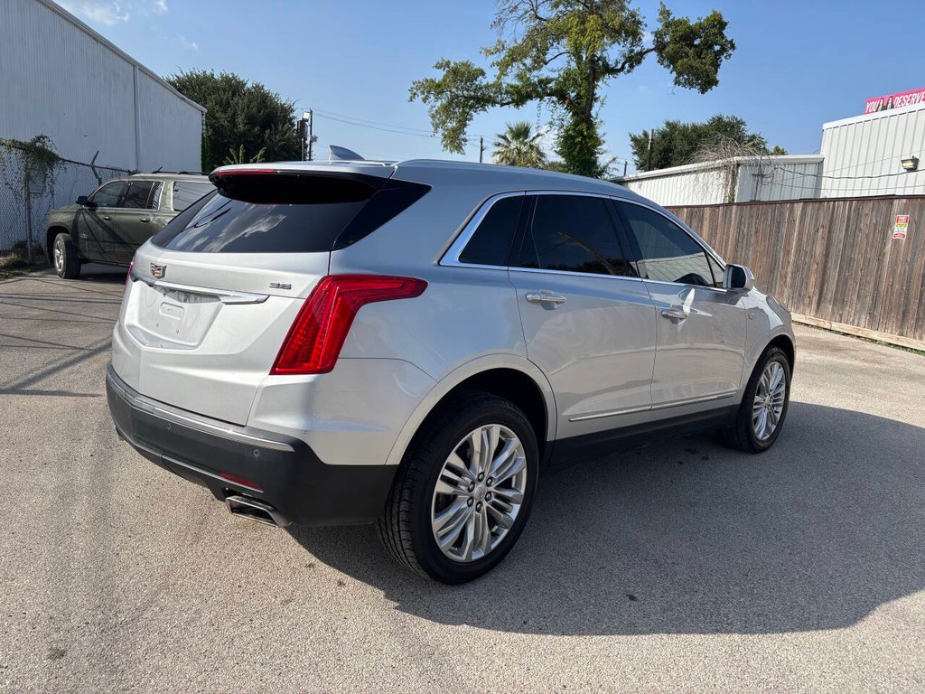 Cadillac XT5 Vehicle Full-screen Gallery Image 07