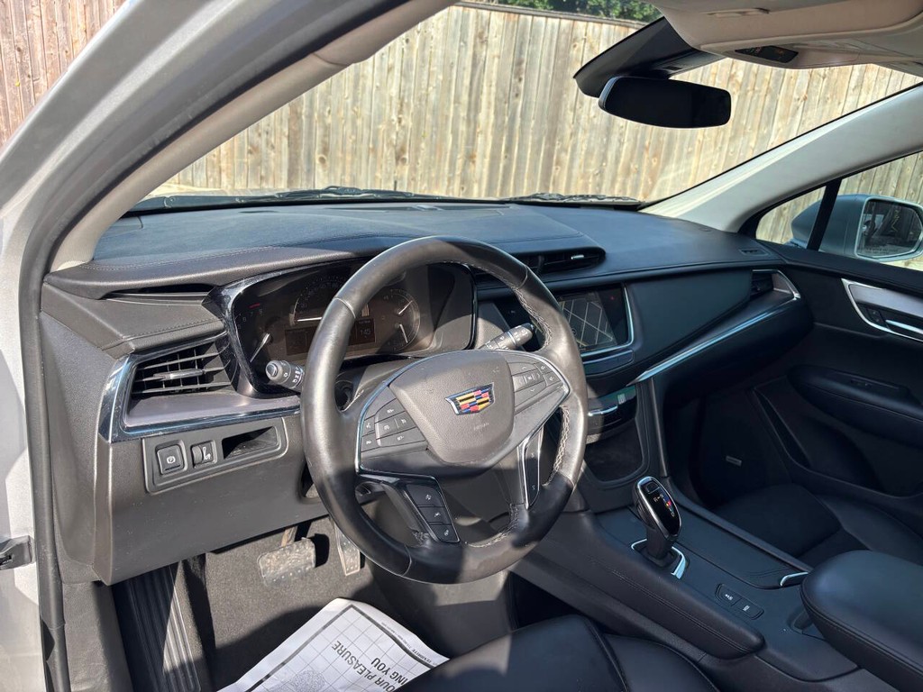 Cadillac XT5 Vehicle Full-screen Gallery Image 08