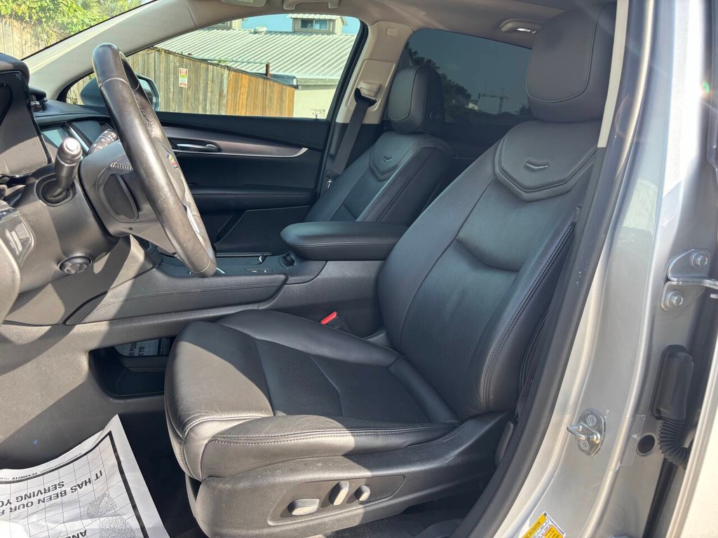 Cadillac XT5 Vehicle Full-screen Gallery Image 09