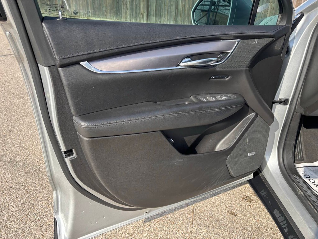 Cadillac XT5 Vehicle Full-screen Gallery Image 10