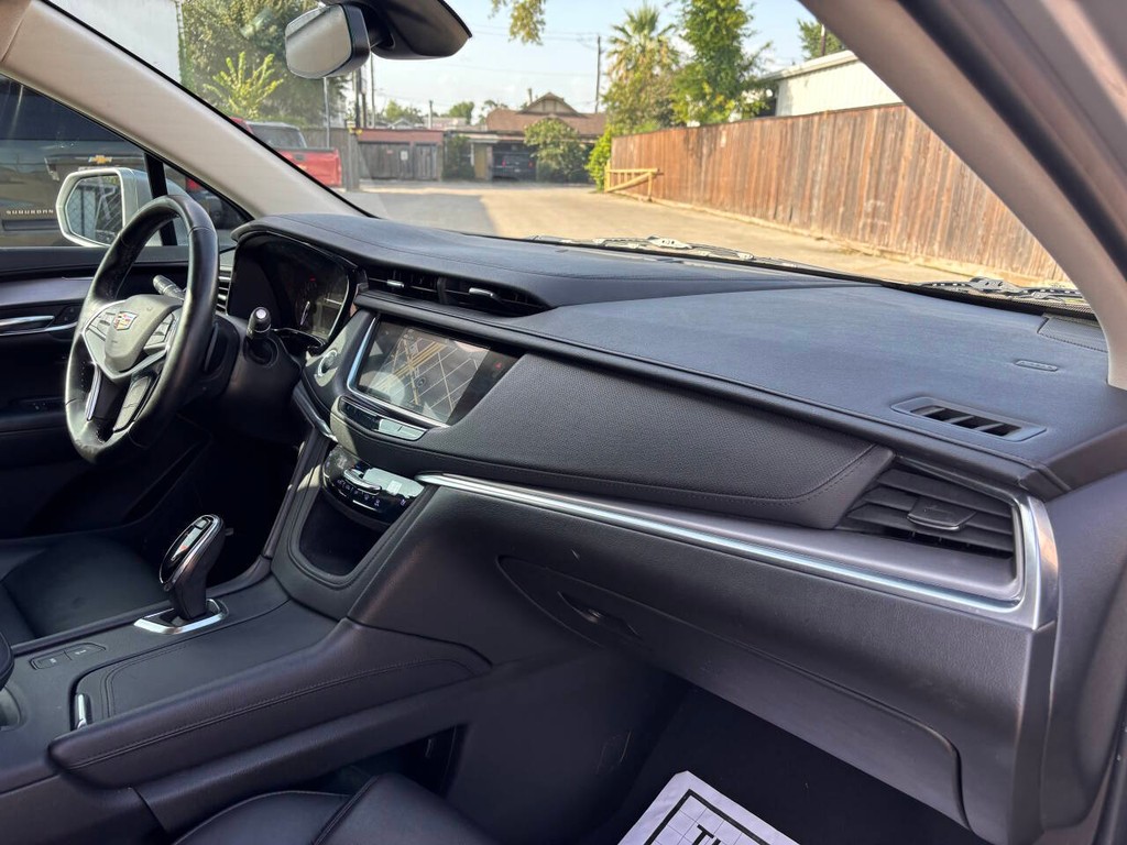 Cadillac XT5 Vehicle Full-screen Gallery Image 11