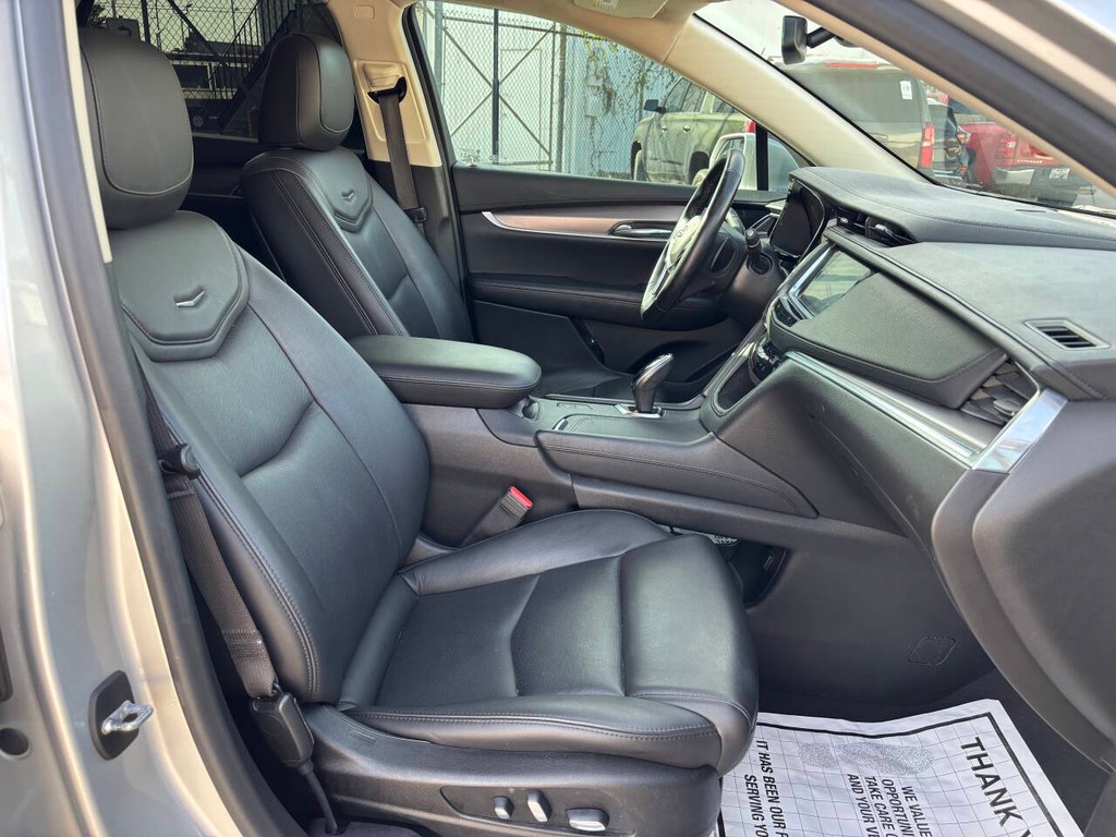 Cadillac XT5 Vehicle Full-screen Gallery Image 12