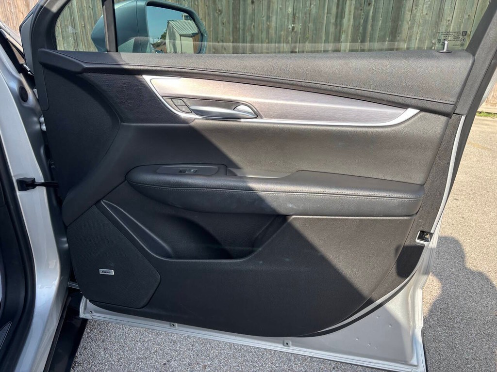 Cadillac XT5 Vehicle Full-screen Gallery Image 13