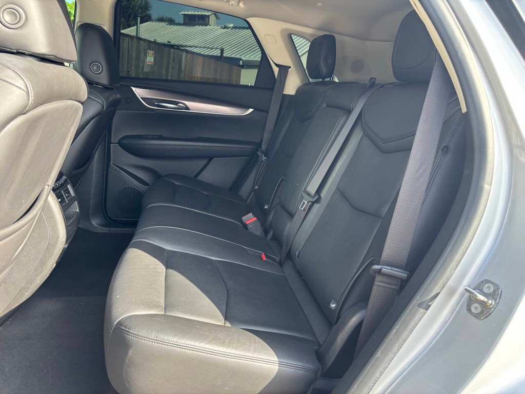 Cadillac XT5 Vehicle Full-screen Gallery Image 14