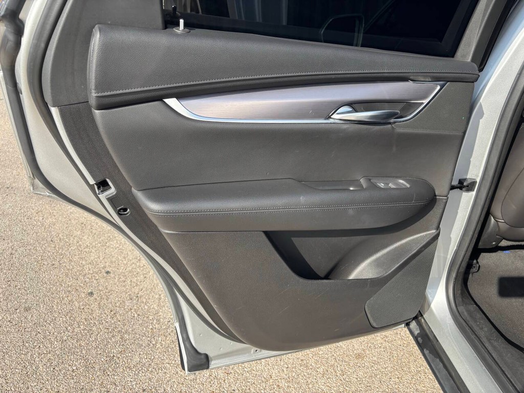 Cadillac XT5 Vehicle Full-screen Gallery Image 15