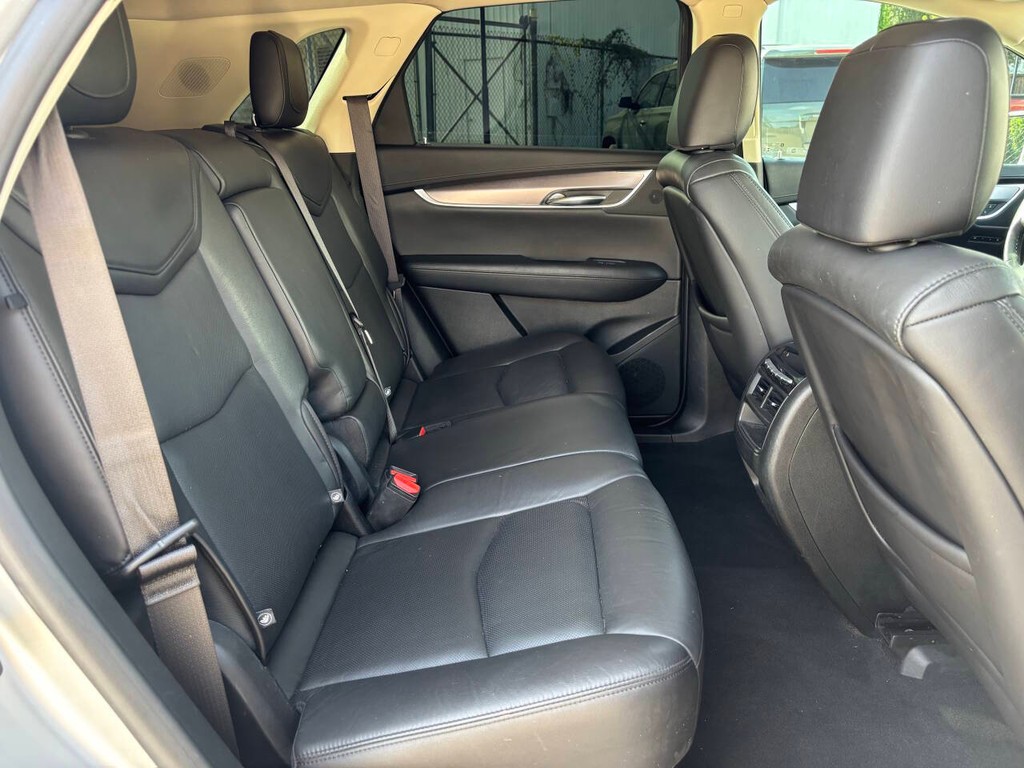 Cadillac XT5 Vehicle Full-screen Gallery Image 16