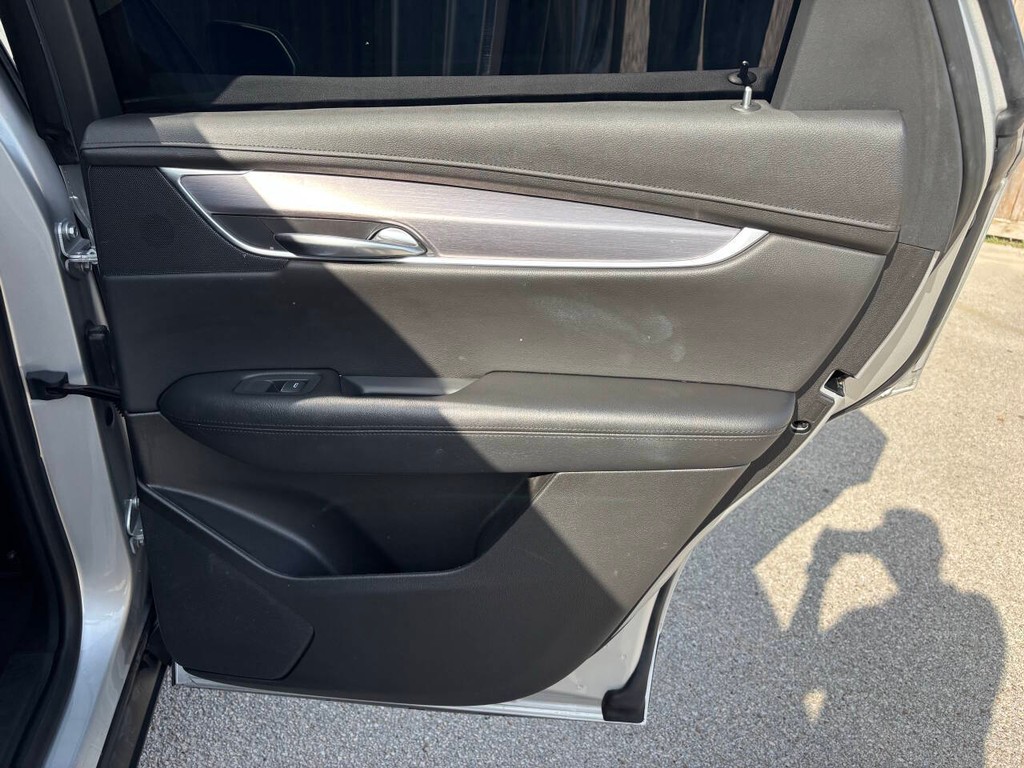 Cadillac XT5 Vehicle Full-screen Gallery Image 17