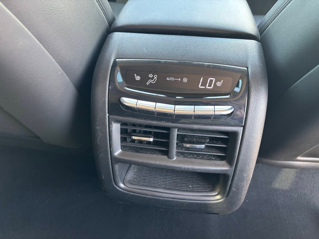 Cadillac XT5 Vehicle Full-screen Gallery Image 18