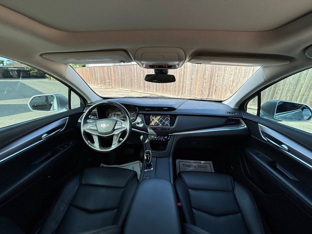 Cadillac XT5 Vehicle Full-screen Gallery Image 19