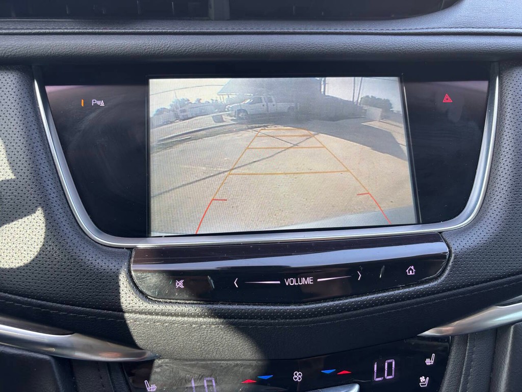 Cadillac XT5 Vehicle Full-screen Gallery Image 22