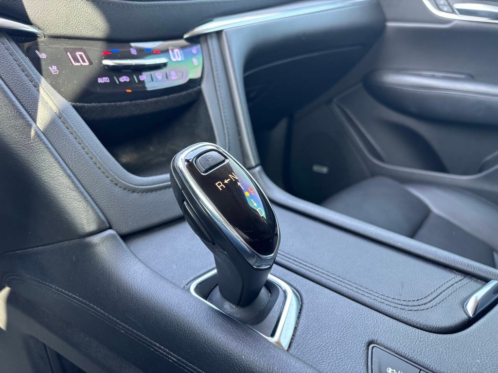 Cadillac XT5 Vehicle Full-screen Gallery Image 23