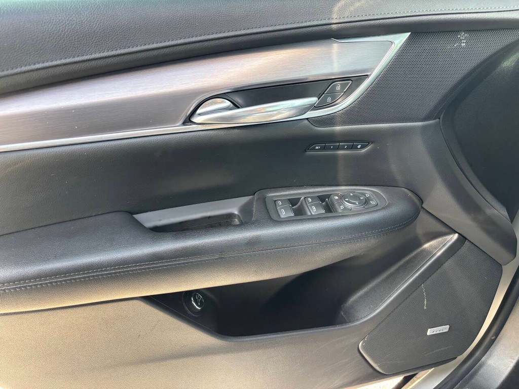 Cadillac XT5 Vehicle Full-screen Gallery Image 26