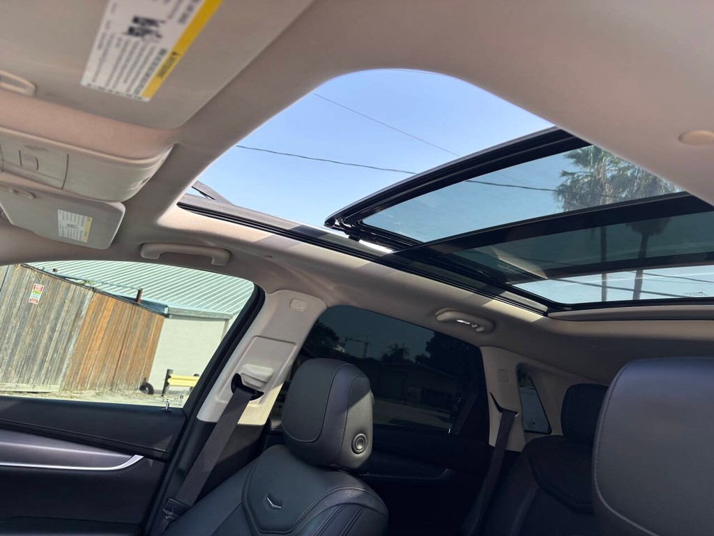Cadillac XT5 Vehicle Full-screen Gallery Image 30
