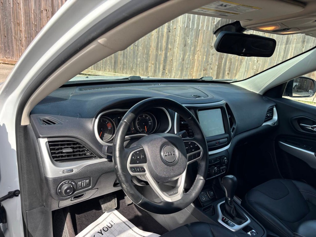 Jeep Cherokee Vehicle Full-screen Gallery Image 07