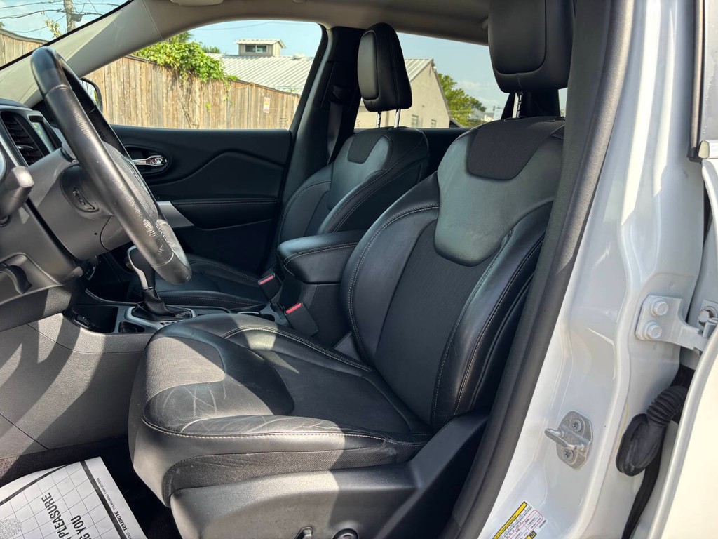 Jeep Cherokee Vehicle Full-screen Gallery Image 08