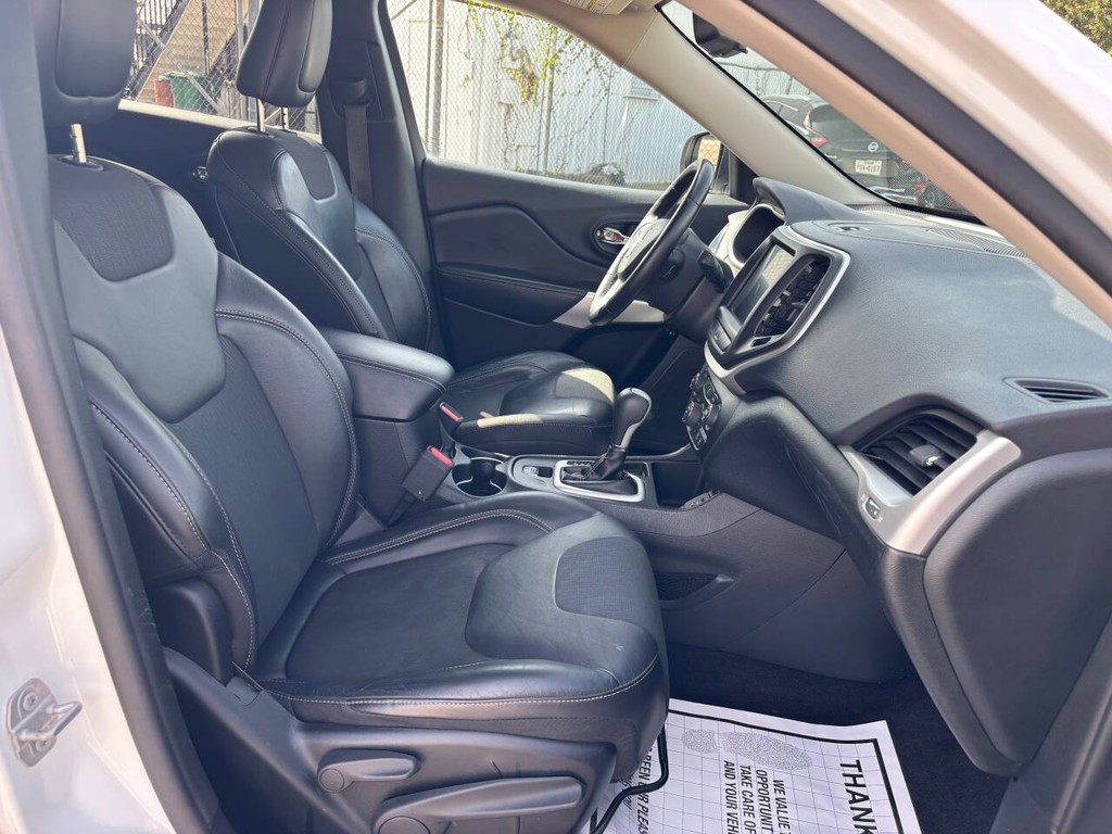 Jeep Cherokee Vehicle Full-screen Gallery Image 11