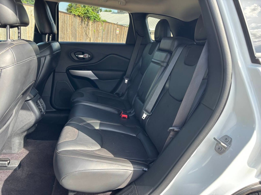 Jeep Cherokee Vehicle Full-screen Gallery Image 13