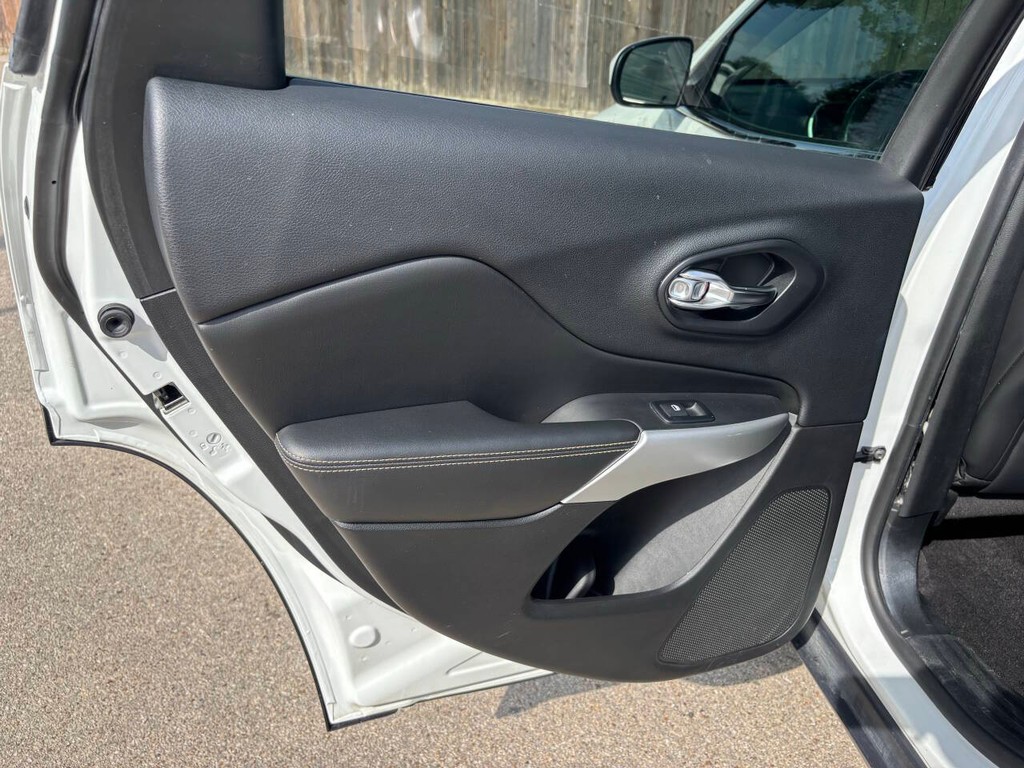 Jeep Cherokee Vehicle Full-screen Gallery Image 14