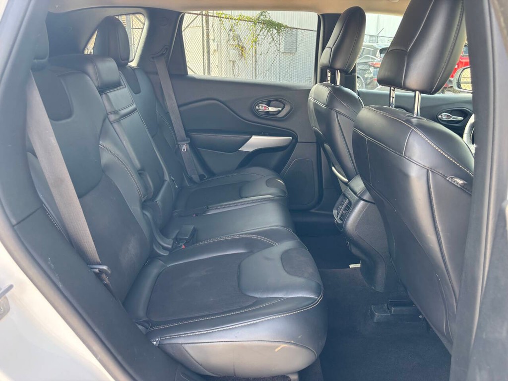 Jeep Cherokee Vehicle Full-screen Gallery Image 15