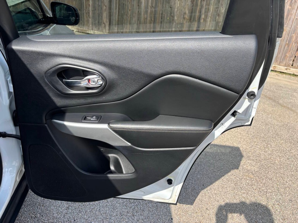 Jeep Cherokee Vehicle Full-screen Gallery Image 16