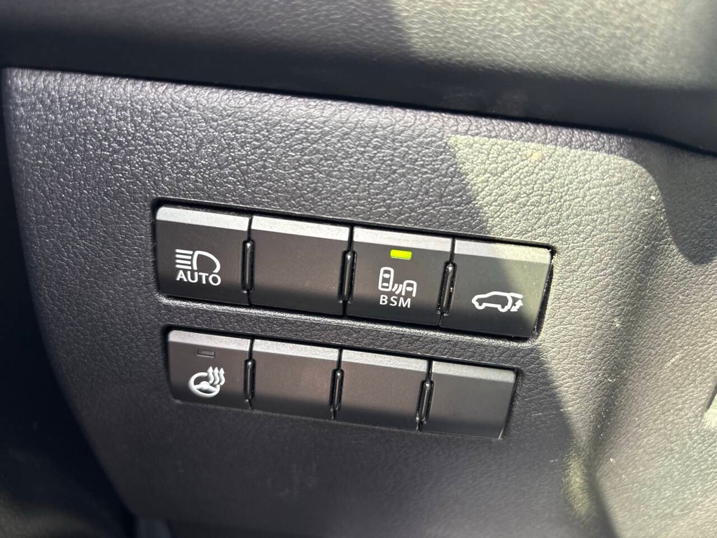 Lexus NX Vehicle Full-screen Gallery Image 26