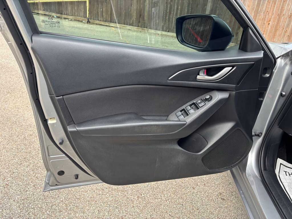 Mazda Mazda3 Sedan Vehicle Full-screen Gallery Image 10