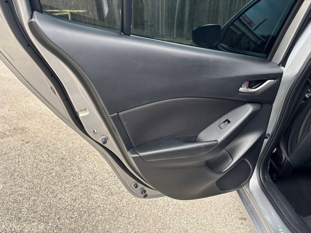 Mazda Mazda3 Sedan Vehicle Full-screen Gallery Image 15