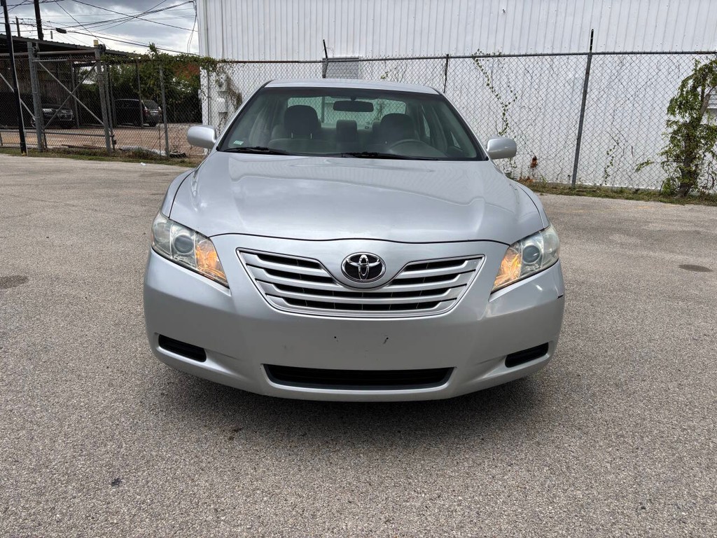 Toyota Camry Vehicle Full-screen Gallery Image 02