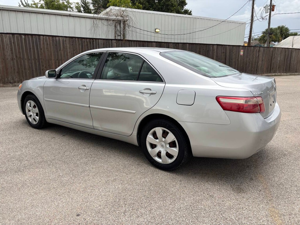 Toyota Camry Vehicle Full-screen Gallery Image 05