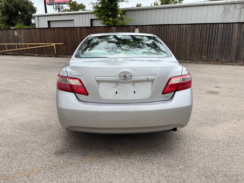 Toyota Camry Vehicle Full-screen Gallery Image 06