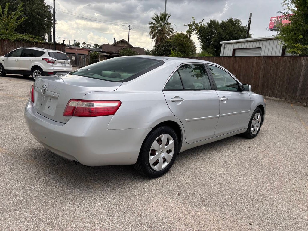 Toyota Camry Vehicle Full-screen Gallery Image 07
