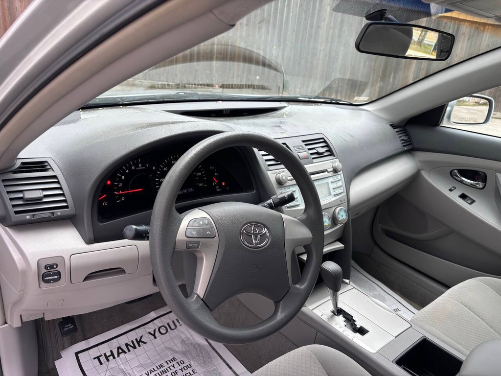 Toyota Camry Vehicle Full-screen Gallery Image 08