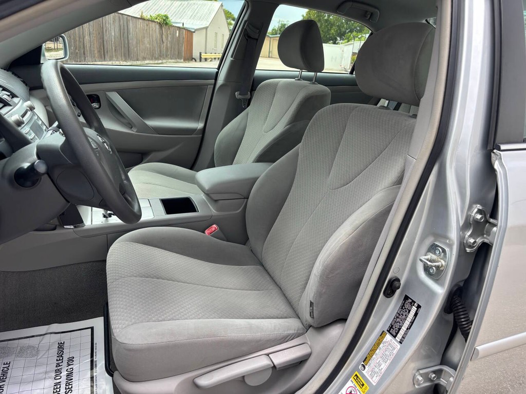 Toyota Camry Vehicle Full-screen Gallery Image 09