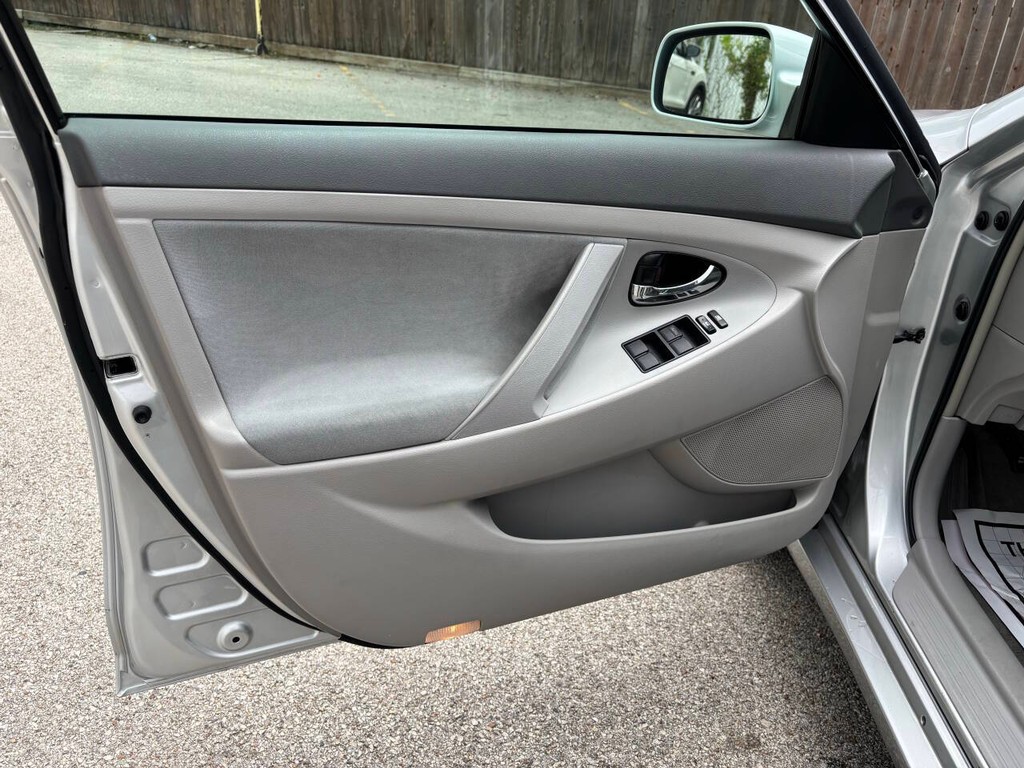 Toyota Camry Vehicle Full-screen Gallery Image 10