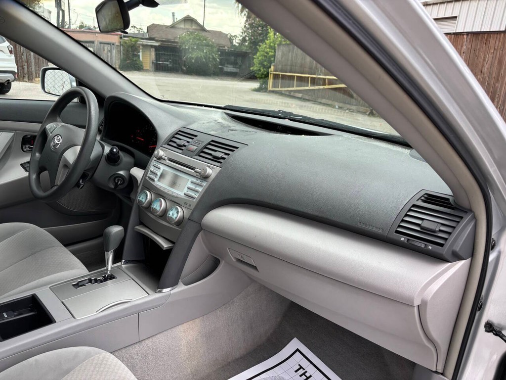 Toyota Camry Vehicle Full-screen Gallery Image 11