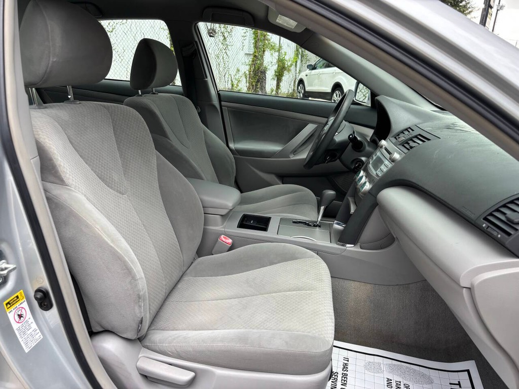 Toyota Camry Vehicle Full-screen Gallery Image 12