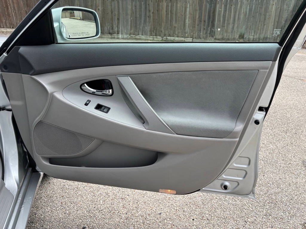 Toyota Camry Vehicle Full-screen Gallery Image 13