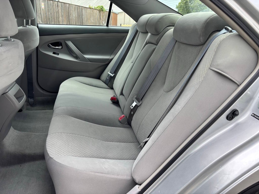 Toyota Camry Vehicle Full-screen Gallery Image 14